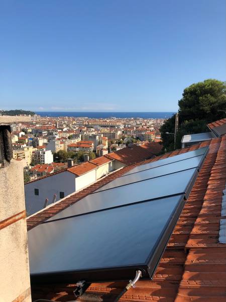 Installation de chauffe-eau solaire par surimposition sur toit maison à Nice Alpes-Maritimes