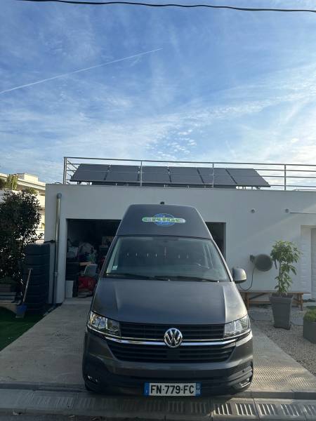 Pose de panneaux pour chauffage solaire par sur le toit d'une maison à toit plat à Cannes dans les Alpes-Maritimes