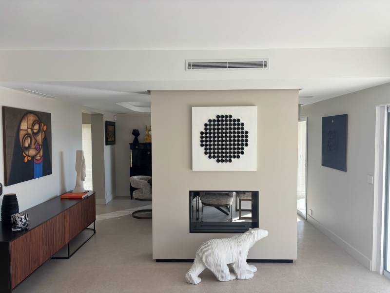 Climatisation gainable invisible Nice installation air air intégrée plafond diffusion discrète appartement luxe Alpes-Maritimes devis