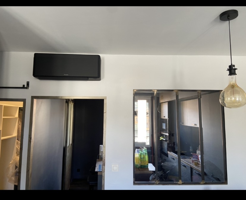 Installation d'une clim réversible Daikin dans un appartement à Nice